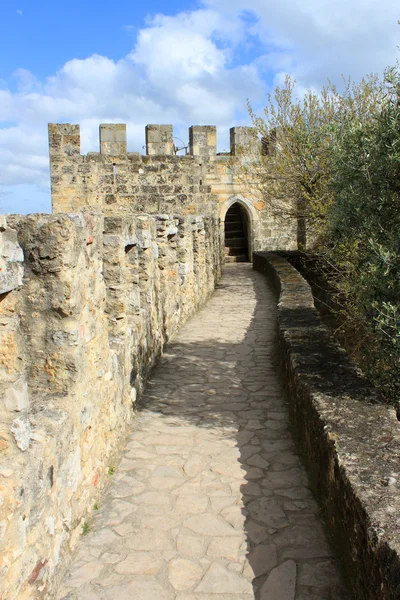 Прогулка в замке Сао Жорж, Лисбон, Португалия — стоковое фото