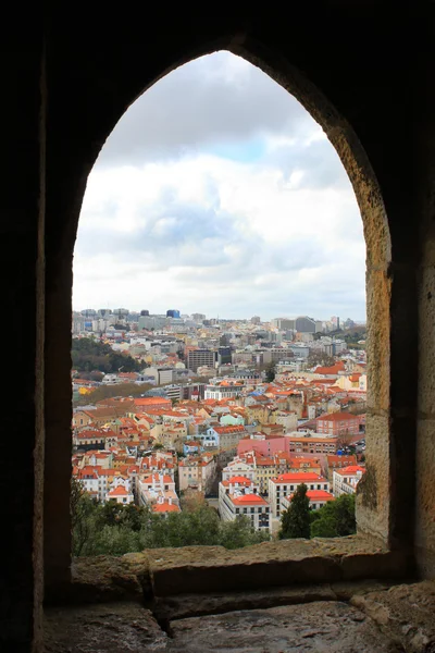 Regardant par la fenêtre à Lisbonne — Photo