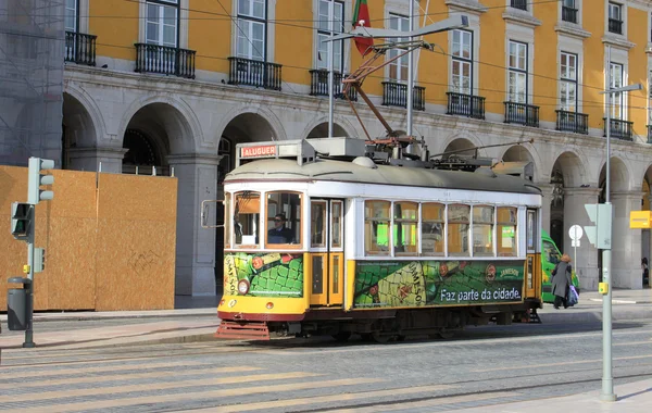 Historické tramvaje v Alfamě Lisabon — Stock fotografie