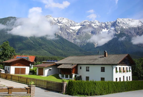 Góry i dom w Austrii — Zdjęcie stockowe