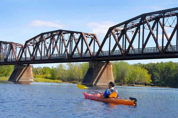 Faire du kayak sur la rivière à Fredericton — Photo