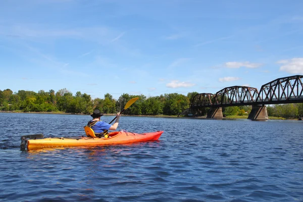 Faire du kayak sur la rivière à Fredericton — Photo