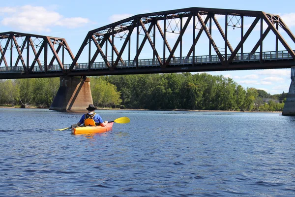 Kajakfahren auf dem Fluss in Fredericton — Stockfoto