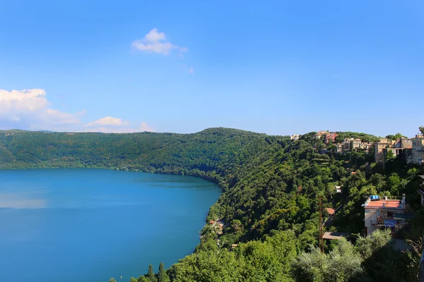 Lago vulcanico di Nemi in Italia — Foto Stock