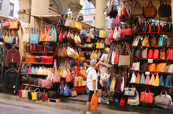 Mercado de Florença venda de artigos de couro — Fotografia de Stock