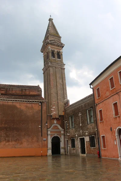 Iglesia de Burano con torre inclinable —  Fotos de Stock