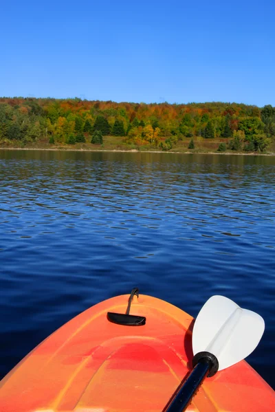 Faire du kayak au début de l'automne — Photo