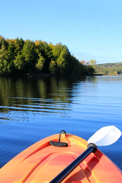 Kajakfahren im Frühherbst — Stockfoto