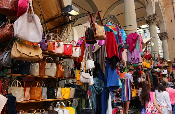 Florenz Markt verkauft Lederwaren — Stockfoto