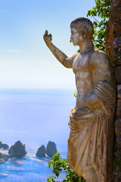 Statua romana e le formazioni rocciose dei Faraglioni — Foto Stock