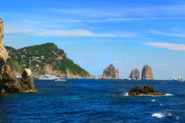 Capri und Faraglioni Felsen — Stockfoto