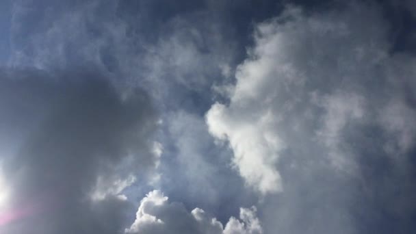 Große weiße Wolke und bläulich — Stockvideo
