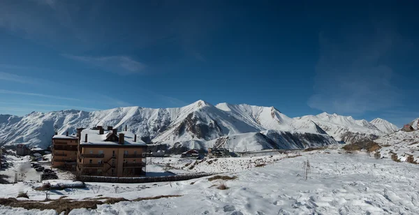 Montañas nevadas de invierno en el día del sol. Montañas del Cáucaso, Georgia, desde la estación de esquí Gudauri. — Foto de Stock