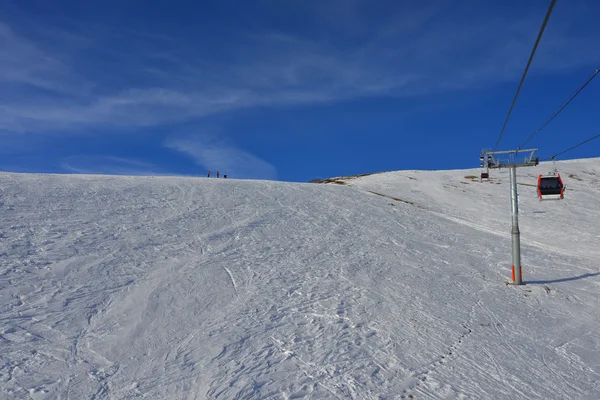 Snowy winter mountains in sun day. Caucasus Mountains, Georgia, from ski resort Gudauri. — Stock Photo, Image