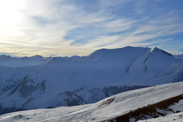 Montañas nevadas de invierno en el día del sol. Montañas del Cáucaso, Georgia, desde la estación de esquí Gudauri. — Foto de Stock