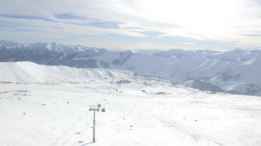 Teleferik hareketli kış karla kaplı orman, alttan görünüm