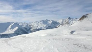 Teleferik hareketli kış karla kaplı orman, alttan görünüm