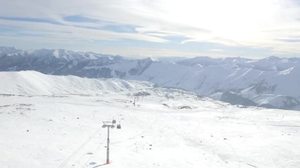 Teleferik hareketli kış karla kaplı orman, alttan görünüm — Stok video