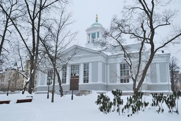 フィンランドのヘルシンキ 曇りの冬の日に古い教会 — ストック写真
