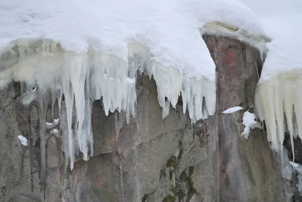 Finlândia Helsínquia Uma Rocha Coberta Gelo Num Dia Frio Inverno — Fotografia de Stock