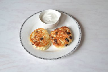 Ekşi kremalı peynirli kek.