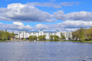 Finlandiya. Güneşli bir yaz gününde Hameenlinna kasabasındaki göl seti.