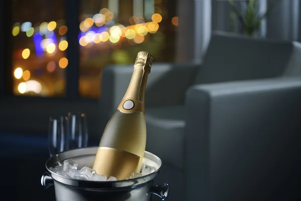 Champagne fles in de emmer — Stockfoto