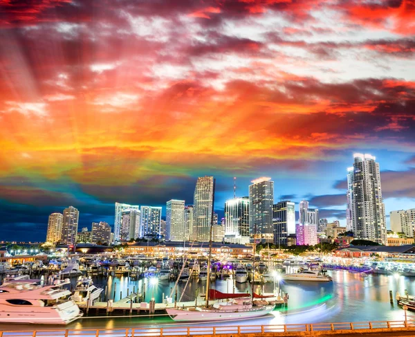 Puesta de sol sobre Miami, Florida. Maravilloso paisaje urbano al atardecer —  Fotos de Stock
