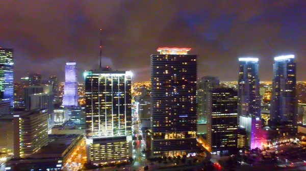 Miami, Florida. Luchtfoto skyline zicht 's nachts — Stockfoto