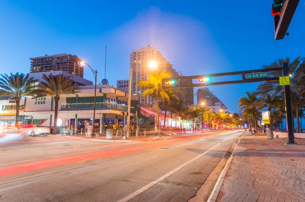 FORT LAUDERDALE, FL - JANEIRO 10, 2016: Vida noturna da cidade ao entardecer . — Fotografia de Stock