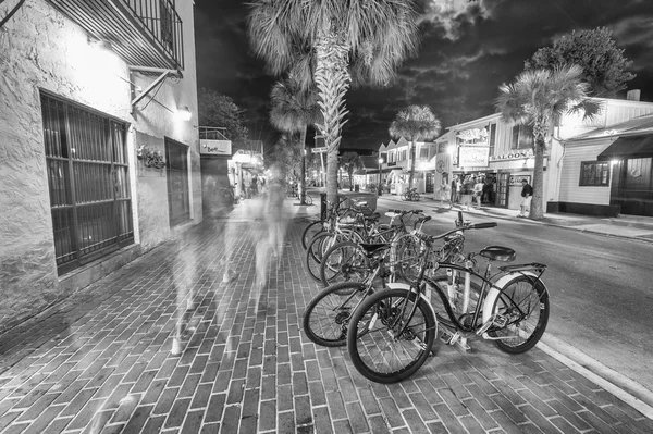 키 웨스트, 플로리다-1 월 12 일, 2016: 도시의 거리에 자전거를 주차. — 스톡 사진