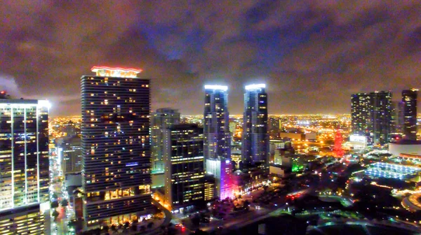 Miami - Luftaufnahme der Skyline bei Nacht — Stockfoto