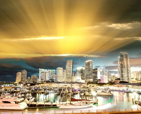 Skyline de Miami por la noche desde Port Boulevard Bridge — Foto de Stock
