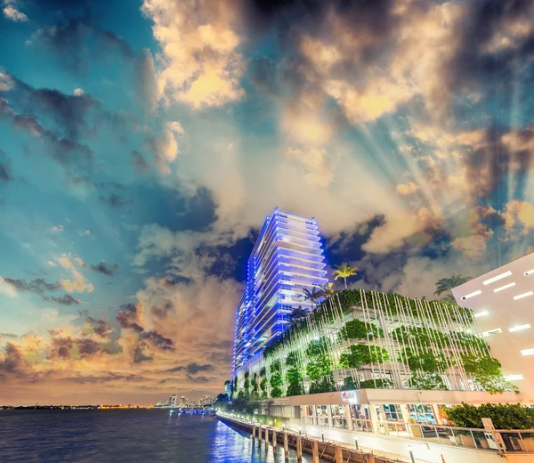 Miami-Gebäude über Biscayne Bay in der Abenddämmerung — Stockfoto