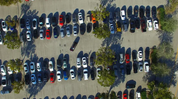 Parkingi pełne pojazdów. Widok z lotu ptaka — Zdjęcie stockowe