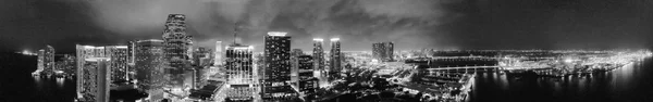 Vista panorámica de Miami. Imagen en blanco y negro del horizonte de la ciudad —  Fotos de Stock