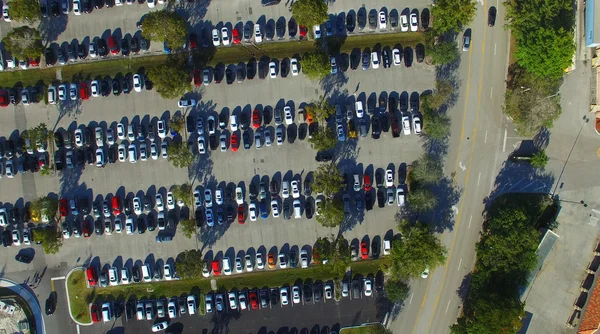 Araçların tam otoparklar. Kuş görünümü göz — Stok fotoğraf