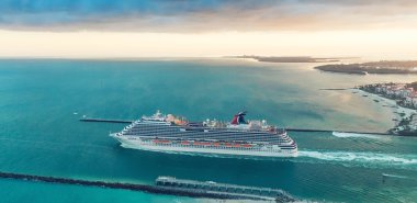 Miami - 27 Şubat 2016: Cruise Ship çıkış yapan, havadan görünümü 