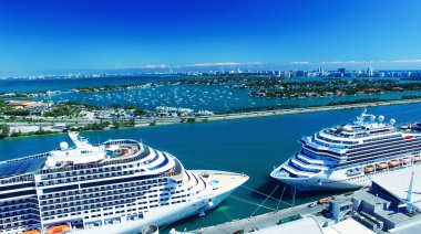 Miami - 27 Şubat 2016: Port Miami Cruise Gemi. Şehir 