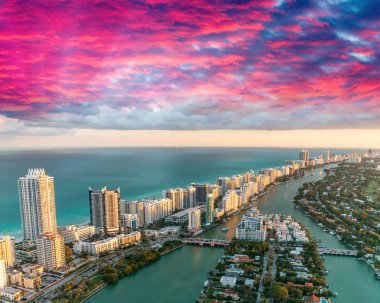 Miami harika manzarası, gün batımı, havadan görünümü