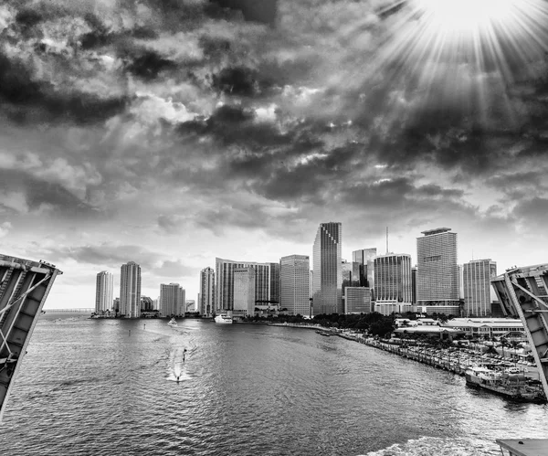 Skyline de Miami ao pôr do sol, Flórida — Fotografia de Stock