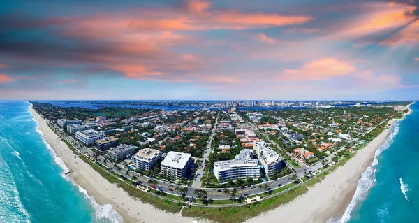 Puesta de sol sobre Palm Beach, vista aérea de la costa de Florida — Foto de Stock