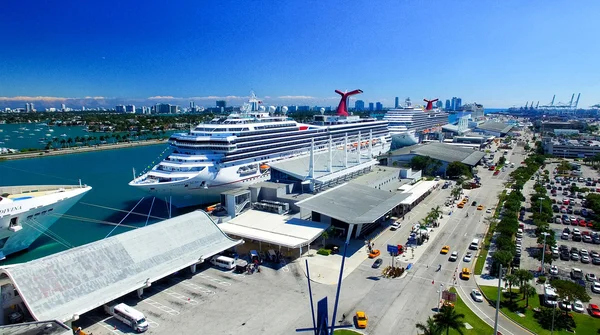 MIAMI - 27 de fevereiro de 2016: Navios de cruzeiro no porto de Miami. A cidade — Fotografia de Stock