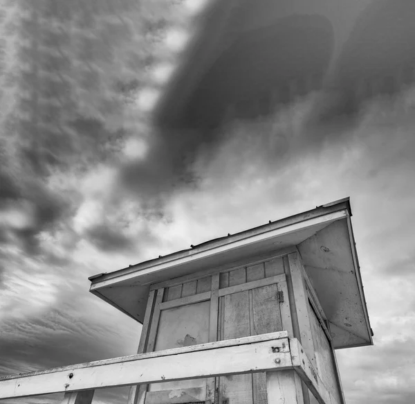 Maison de sauveteur sur la plage au crépuscule — Photo