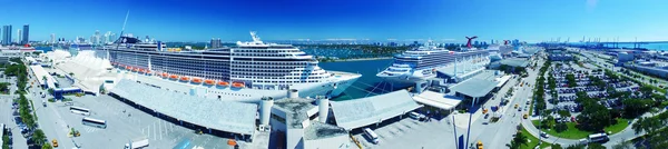 Miami - 27. Februar 2016: Hafenluftaufnahme mit Kreuzfahrtschiffen — Stockfoto