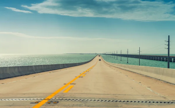 Interstate worden toegewezen aan de toetsen, Florida. Weg over de Oceaan — Stockfoto