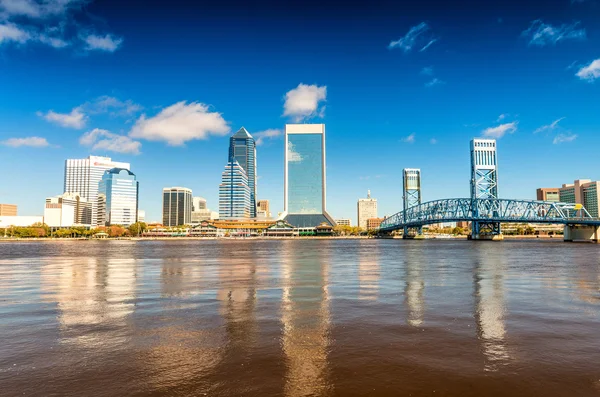 Skyline de Jacksonville contra o céu, Flórida — Fotografia de Stock