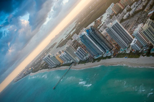 Prachtige skyline van Miami bij zonsondergang, aerial view — Stockfoto