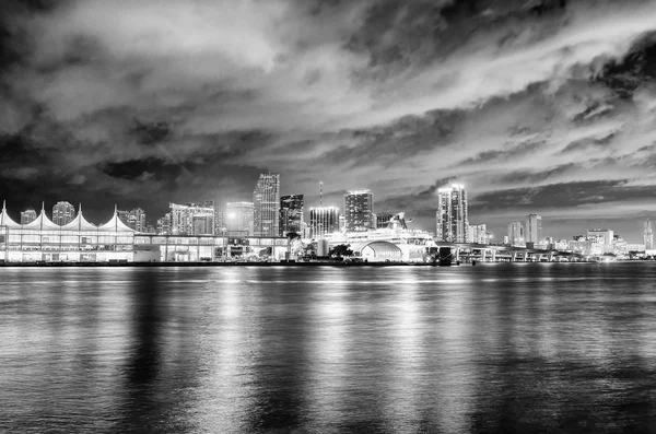 Wunderbare Skyline von Miami bei Sonnenuntergang, Luftaufnahme — Stockfoto