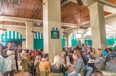New Orleans - 20 Ocak 2016: Cafe du Monde ile turistler insin